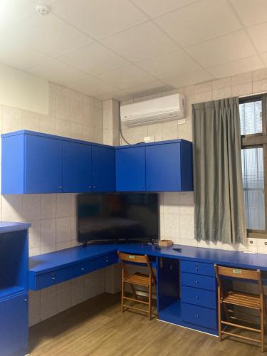 丰原区夏綠房的蓝色的厨房,配有蓝色橱柜和两把椅子