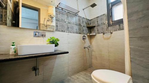 古尔冈Olive Service Apartments - Medanta Medicity的浴室配有卫生间、盥洗盆和淋浴。