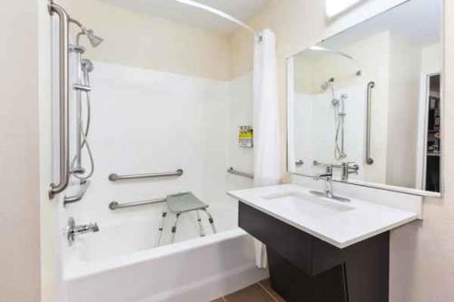 博蒙特博蒙特烛木套房酒店的白色的浴室设有水槽和浴缸。