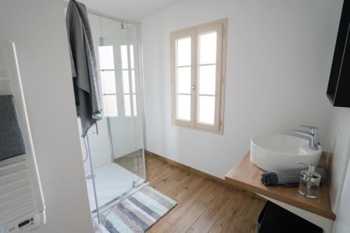 MauléonGrande maison de ville MALO LEONE 250m2 pour 15 personnes proche du Puy du Fou的一间带水槽和玻璃淋浴的浴室