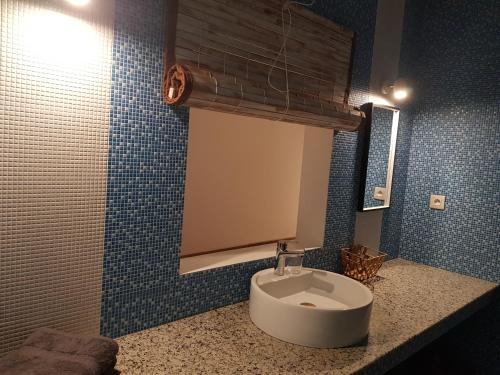 格兰贝伊Villas Rocher - Junior Suite 2C的一间带水槽和镜子的浴室