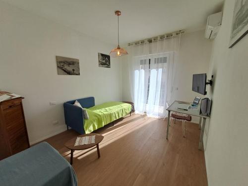 利沃诺Bubi's apartment, intero appartamento di 65mq的客厅配有沙发和桌子