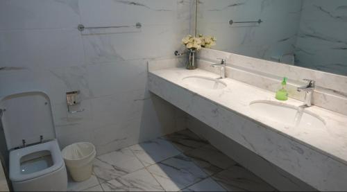 迪拜PRIVATE ROOM WITH WASHROOM AND BALCONY的一间带两个盥洗盆和卫生间的浴室