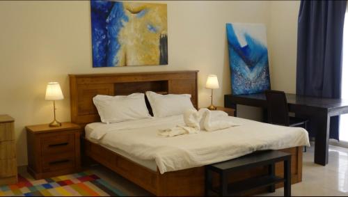 PRIVATE ROOM WITH WASHROOM AND BALCONY客房内的一张或多张床位