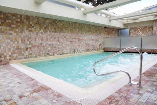 佛罗伦萨Hotel Grifone Firenze - Urban Pool & Spa的大楼内带扶手的大型游泳池