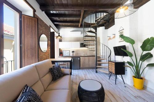 马拉加Apartamentos Simba的带沙发和楼梯的客厅