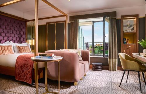 都柏林费兹威廉酒店的一间卧室配有一张床、一把椅子和一张桌子