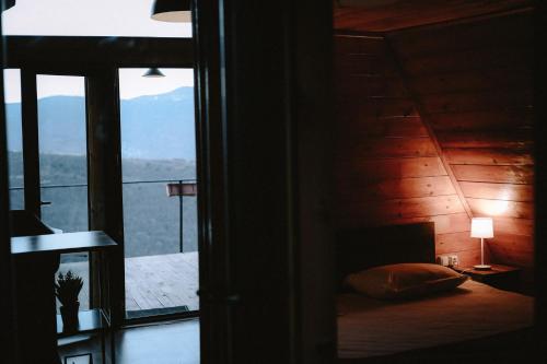 MskhaldidiPrivate Cottage in Tbilisi Area - Napetvrebi Hills的一间卧室设有一张床和一个大窗户