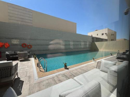 哈萨Braira Al Ahsa的一座建筑物中央的游泳池