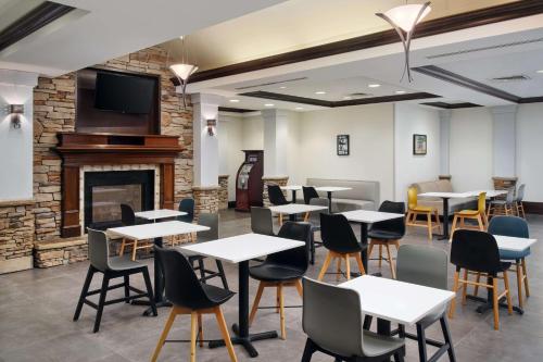 斯特灵斯特灵/杜勒斯机场北凯悦酒店的一间带桌椅和壁炉的餐厅