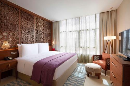 利雅德Shaza Riyadh的酒店客房,配有床和电视