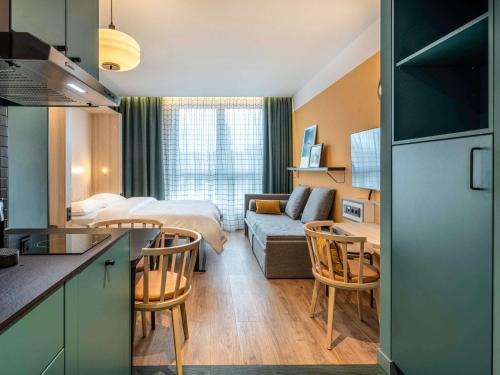 汉堡Aparthotel Adagio access Hamburg的酒店客房设有床和客厅。