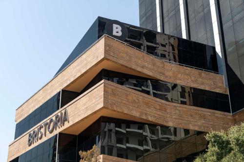 埃尔比勒Bristoria Hotel Erbil的上面有标志的建筑