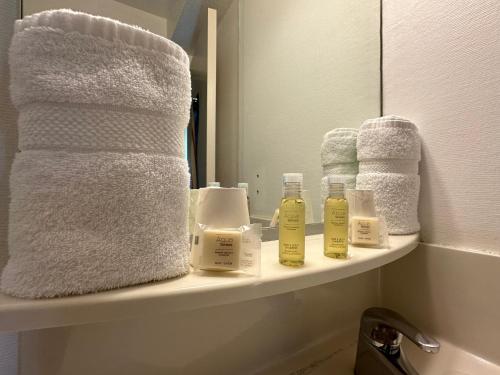 桑斯HAVANA Hôtel的浴室架提供毛巾和肥皂