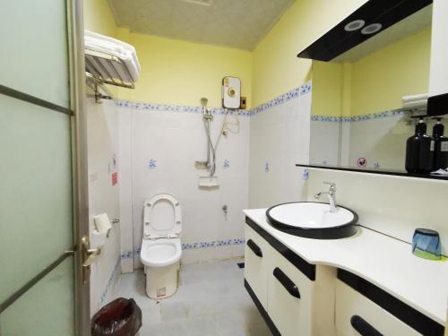 万象Thavixay Hotel 博雅酒店酒店的一间带卫生间和水槽的浴室