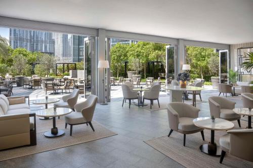 迪拜Kempinski The Boulevard Dubai的餐厅设有桌椅和窗户。