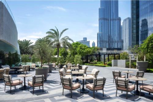 迪拜Kempinski The Boulevard Dubai的一个带桌椅的庭院,享有城市天际线