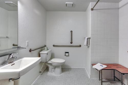 库斯贝库斯湾6号汽车旅馆的白色的浴室设有卫生间和水槽。