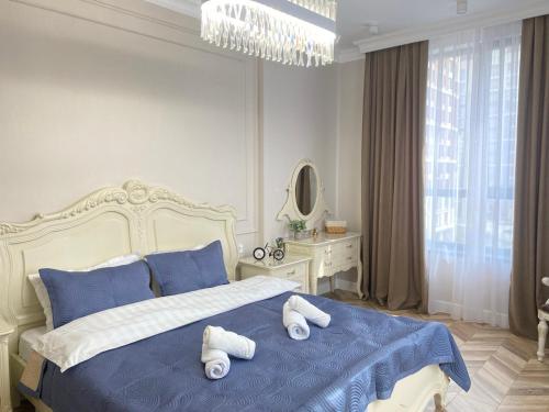 阿拉木图Residential complex Amir near Mega的卧室配有蓝色和白色的床,提供毛巾