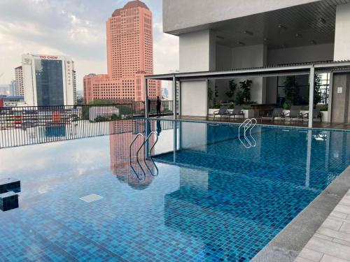 吉隆坡Chamber Laboni Suite kl的建筑物屋顶上的游泳池
