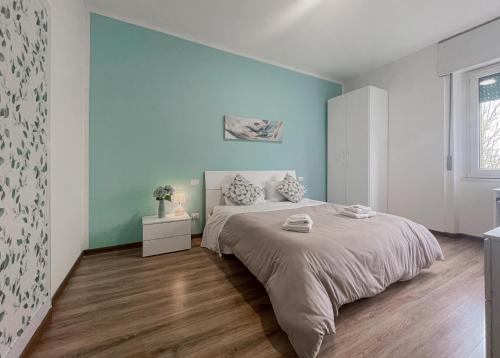 维罗纳Casa Felicity Verona的一间卧室设有一张床和蓝色的墙壁