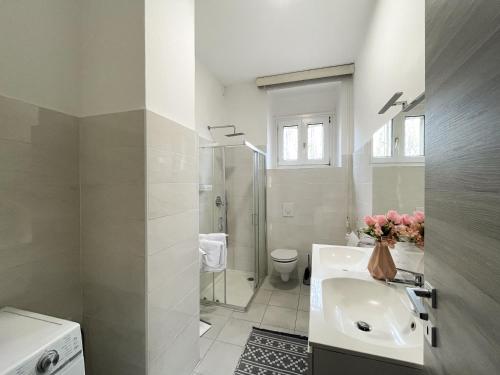 维罗纳Casa Felicity Verona的白色的浴室设有水槽和淋浴。