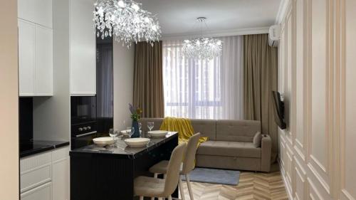 阿拉木图Residential complex Amir near Mega的客厅配有桌子和沙发