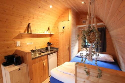 巴勒纳绍Wood Cabin 2 personen的小木屋内一间卧室,配有一张床