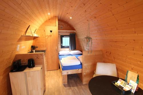 巴勒纳绍Wood Cabin 2 personen的小屋内带两张床的小房间