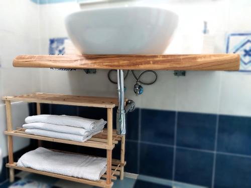 蓬扎La casa dei 4 venti的浴室内带毛巾的木制架子