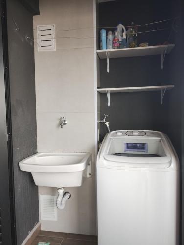 圣保罗Piscine Resort Brás的一间带卫生间和水槽的小浴室
