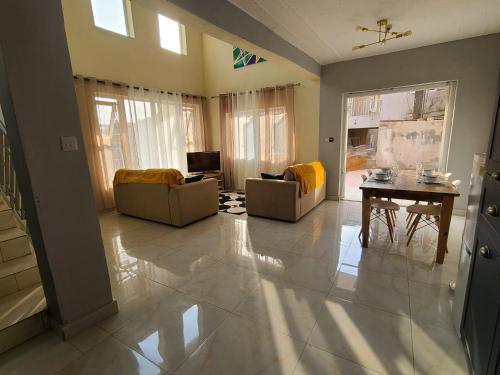 弗里敦Remarkable 3-Bed House in Freetown的带沙发和桌子的客厅