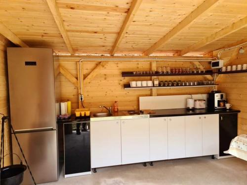 克卢日-纳波卡Moara de Pădure的厨房配有白色橱柜和冰箱。