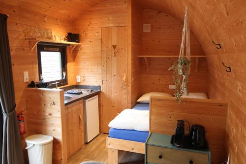 巴勒纳绍Wood Cabin 4 personen的小屋设有床和厨房