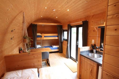 巴勒纳绍Wood Cabin 4 personen的小屋内带床和水槽的客房