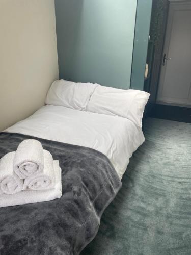 布里斯托Anchor Annex的客房内的一张带毛巾的床