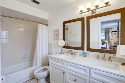 圣徒皮特海滩Blue Beach Cottage的一间带水槽、卫生间和镜子的浴室