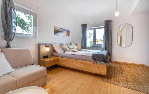 伊佐拉Beautiful Apartment In Izola With Wifi的一间卧室配有一张床、一张沙发和一个窗口