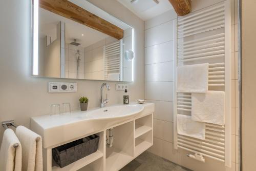 上施陶芬兰德盖斯特霍夫罗斯勒贝因姆克劳特维尔特酒店的白色的浴室设有水槽和镜子