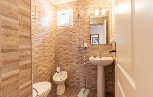 Orba2 Bedroom Lovely Home In Orba的浴室配有卫生间、盥洗盆和淋浴。