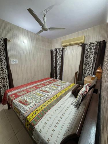 钱德加尔Chandigarh Housing Board Flats Sector 44 D的配有吊扇的客房内的一张床位