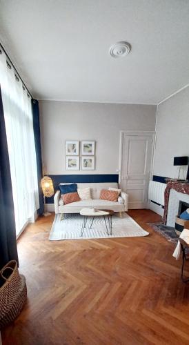 小克维伊L'Elégant的客厅设有白色沙发和木地板