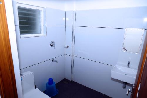AnachalMisty Avenue Premium Rooms的带淋浴、卫生间和盥洗盆的浴室