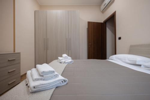 菲乌米奇诺Casa Vacanze Alla Maison的一间卧室配有带毛巾的床