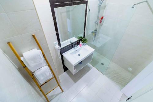 拉戈斯Casas Novas Guesthouse - Adults Only的白色的浴室设有水槽和淋浴。