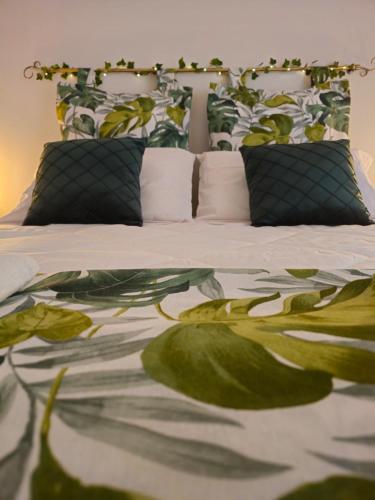 比森齐奥营Midori House Florence的一间卧室配有绿叶床