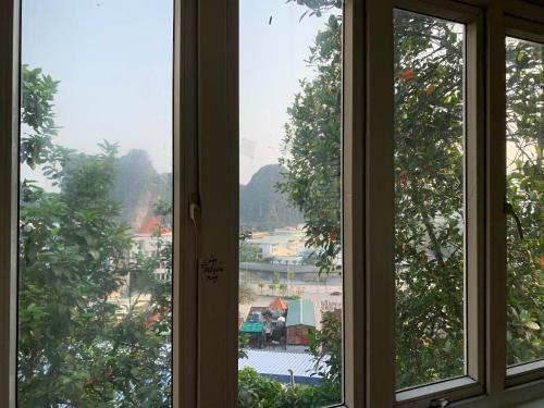 下龙湾Bee Hostel的享有城市美景的开放式窗户。