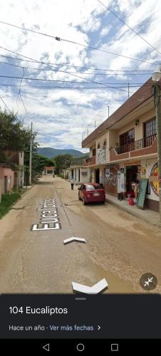 San Agustin de las JuntasT的路边有停车位的街道