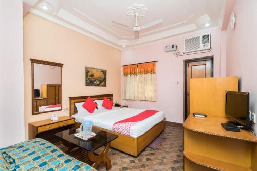 迪卡Super Capital O Hotel Bidisha的酒店客房,配有床和电视