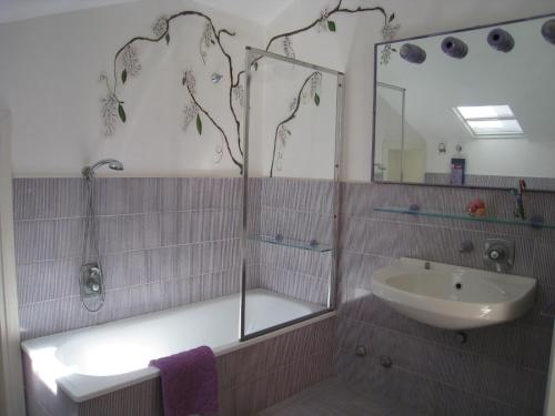 格拉达拉Villa Formica - Vista su Castello di Gradara的带淋浴、盥洗盆和镜子的浴室